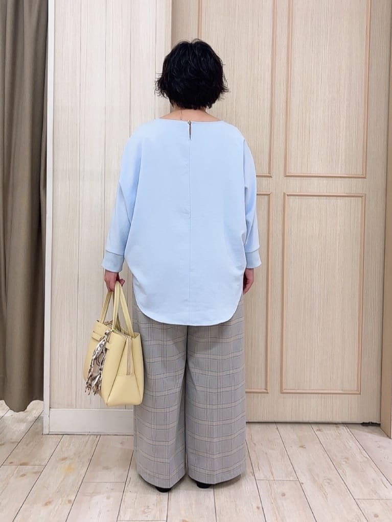 えりっこさんの「SHOO･LA･RUE｜【着丈選べる/体型カバー/洗濯機可】さらさらとろん ドルマンブラウス」を使ったコーディネート