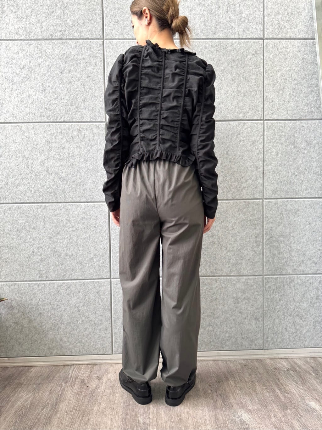 uchi__yamaさんの「CODE A｜dobby ruffle blouse」を使ったコーディネート