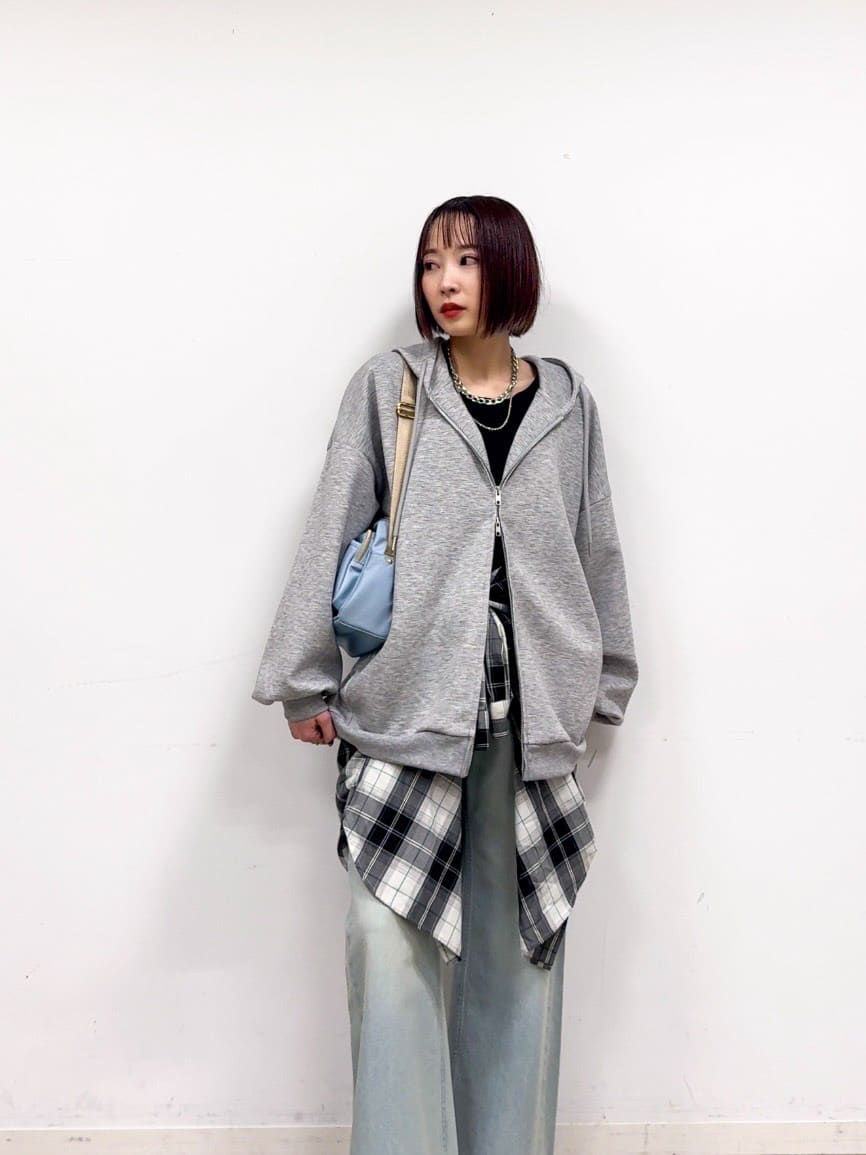 𝐜𝐡𝐢𝐤𝐚さんの「SHOO･LA･RUE｜【片手ではける】シンプルスニーカー」を使ったコーディネート