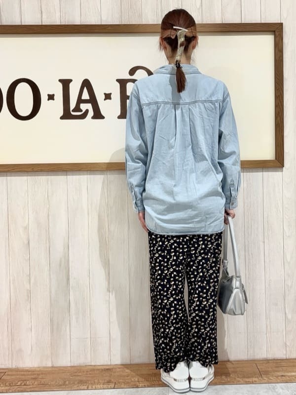 みきぽんさんの「SHOO･LA･RUE｜【洗濯機可/体型カバー】こなれ感をプラスする ライトオンスデニムシャツ」を使ったコーディネート