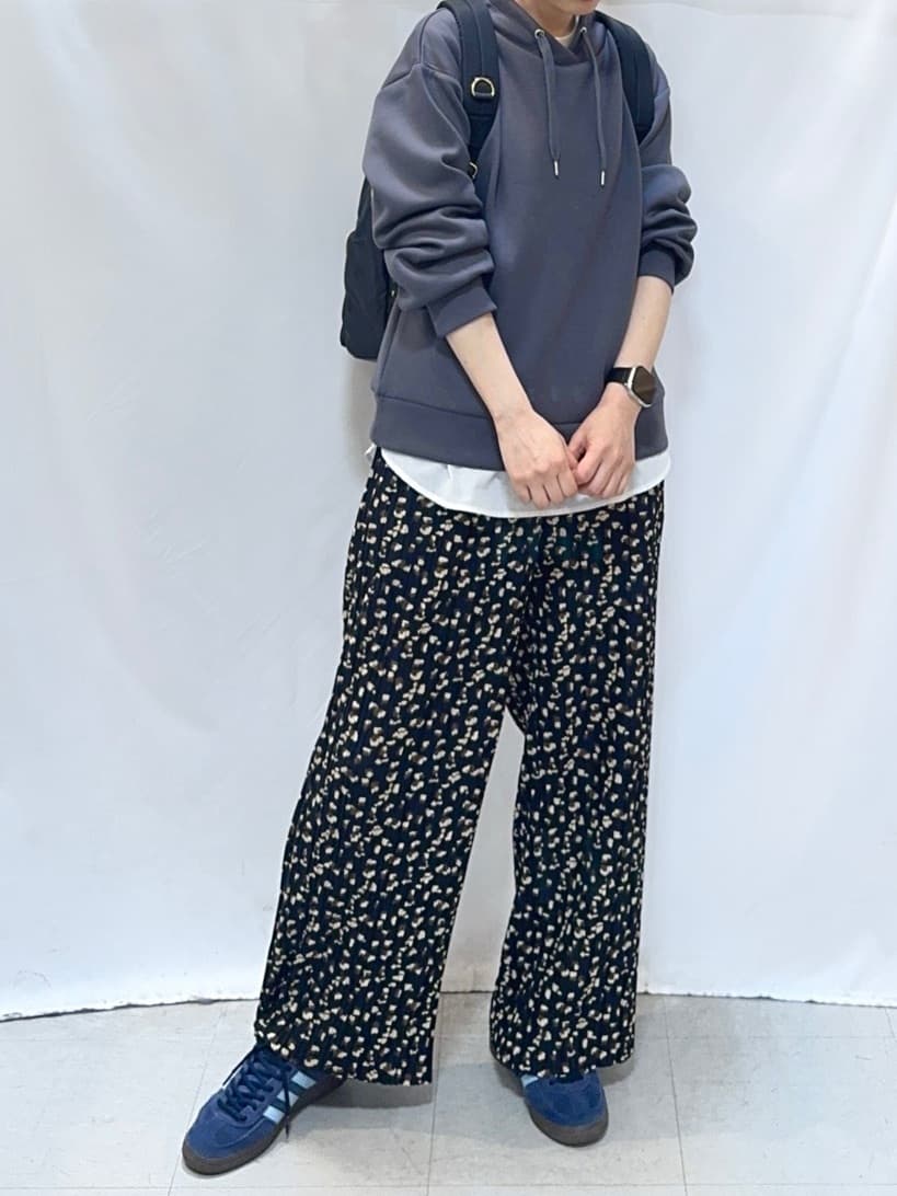 𝐇𝐢𝐫𝐨𝐦𝐢さんの「SHOO･LA･RUE｜もちさらなめらかタッチ 大人が楽を叶える、パーカ風トップス」を使ったコーディネート