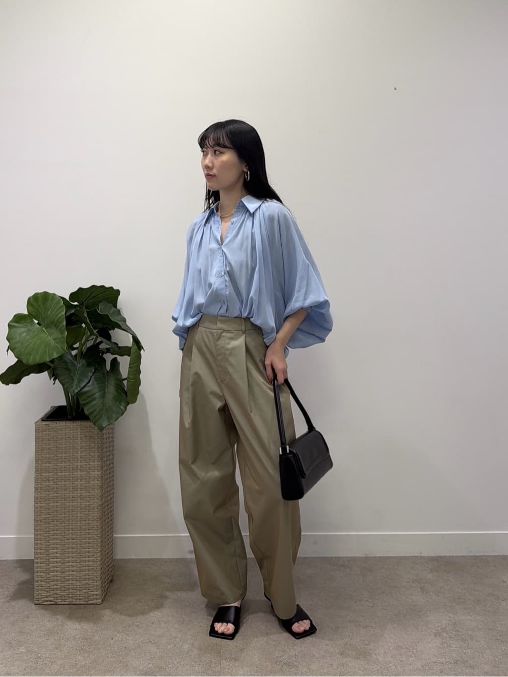 rinaさんの「INDIVI｜バルーンシアーブラウス【接触冷感】」を使ったコーディネート