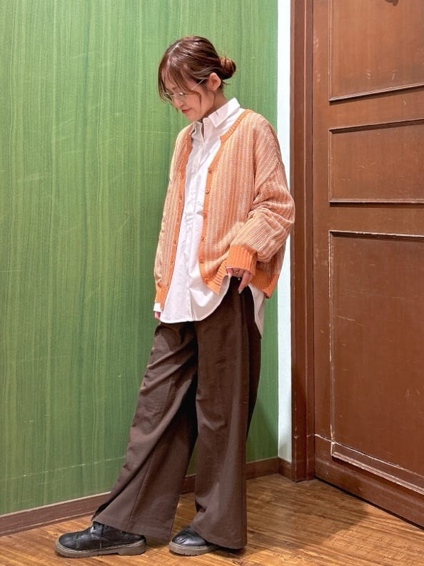 かおりさんの「SHOO･LA･RUE｜【洗濯機可/S-LL】キーネックでお顔周りすっきり ざっくり編みカーディガン」を使ったコーディネート