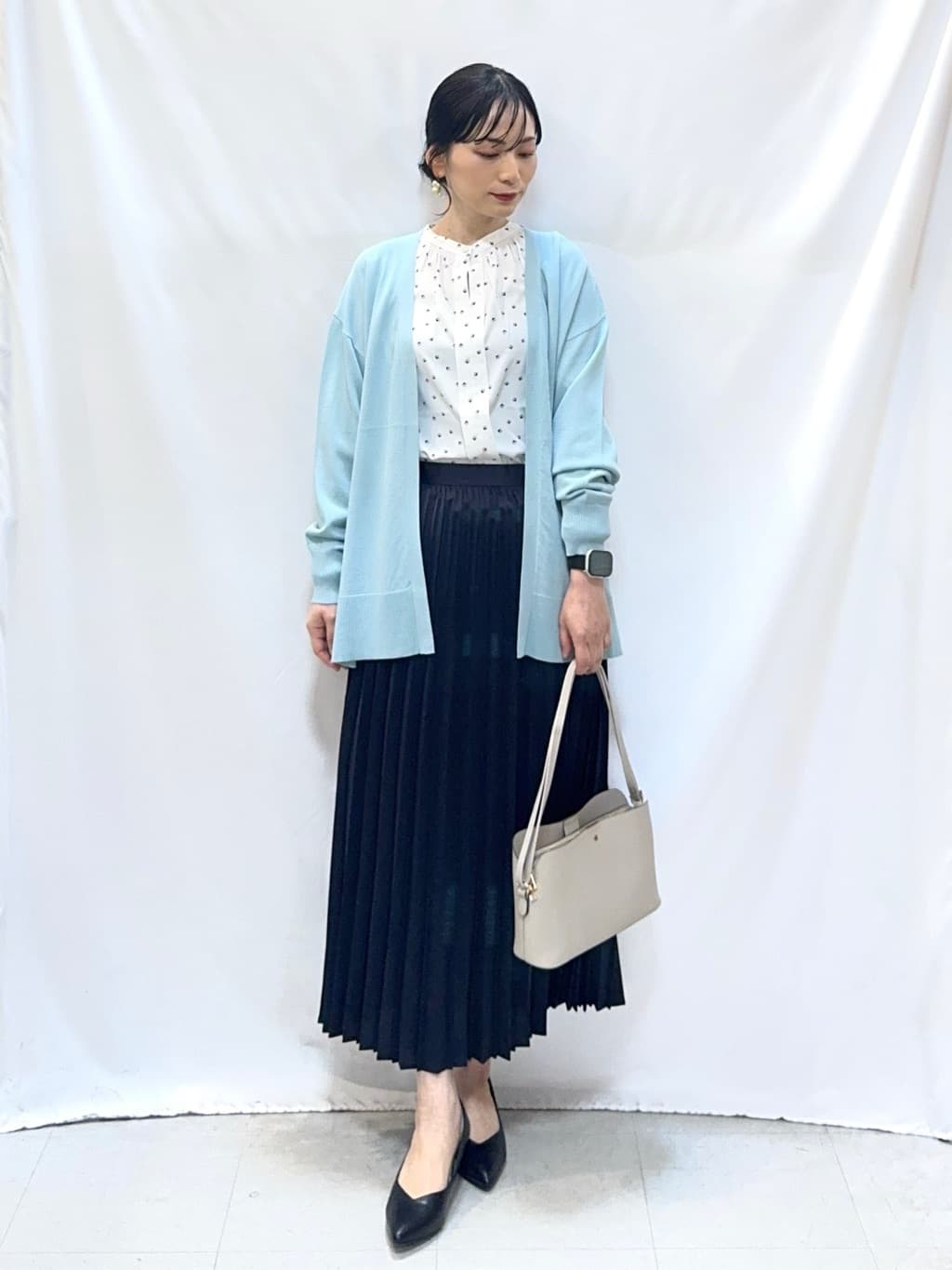𝐇𝐢𝐫𝐨𝐦𝐢さんの「SHOO･LA･RUE｜【洗濯機可/UV】さらっとしたタッチが心地よい ミドルカーディガン」を使ったコーディネート