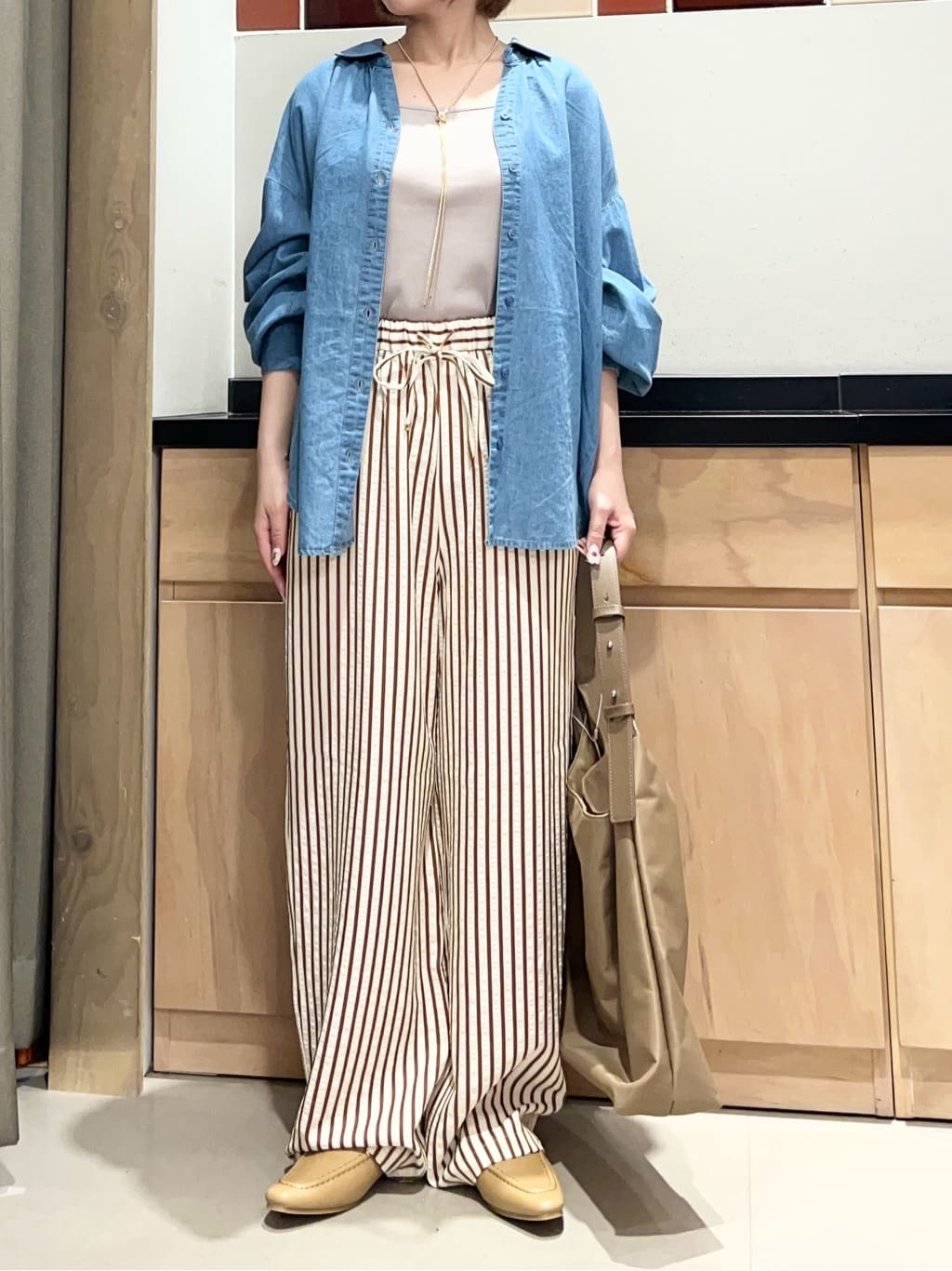 かのさんの「THE SHOP TK｜【後ろ姿もサマになる】バックシャーリングシャツ」を使ったコーディネート