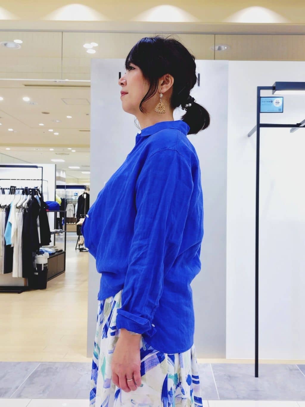 TOMOMIさんの「INDIVI｜【接触冷感／2WAY】カシュクールリネンシャツ」を使ったコーディネート