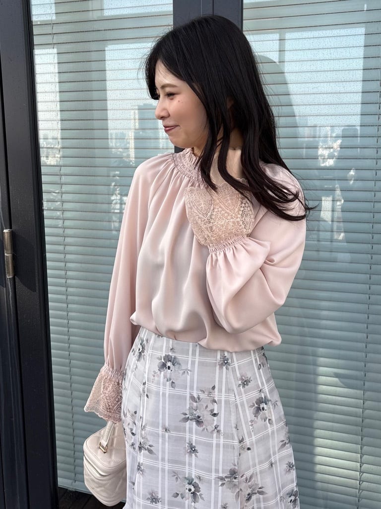 AOIさんの「Couture brooch｜【通勤・着映え】レースカフス ピコシャーリング バックリボンブラウス」を使ったコーディネート