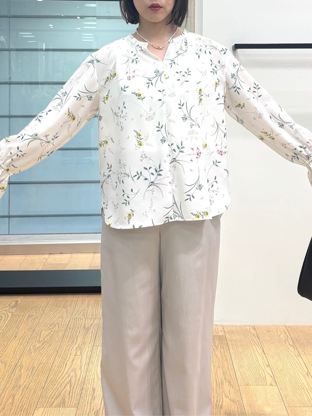asamiさんの「INDIVI｜【SETUP可能】モダンフラワー柄キャンディスリーブブラウス」を使ったコーディネート