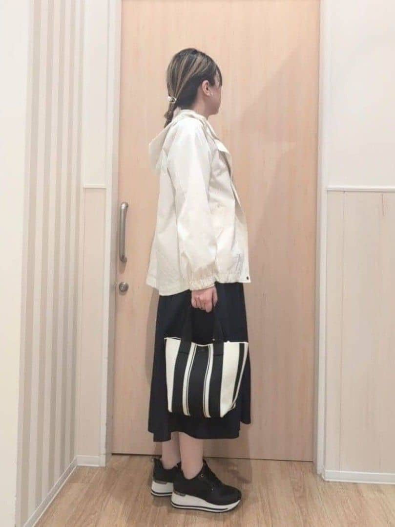 あさんの「SHOO･LA･RUE｜【防花粉/高レビュー】きれいもかっこいいも叶える 欲張りマウンテンパーカ」を使ったコーディネート