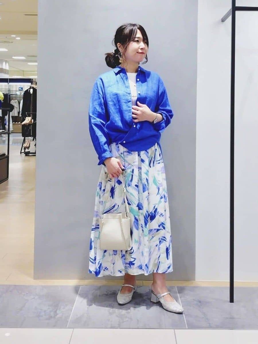 TOMOMIさんの「INDIVI｜【接触冷感／2WAY】カシュクールリネンシャツ」を使ったコーディネート