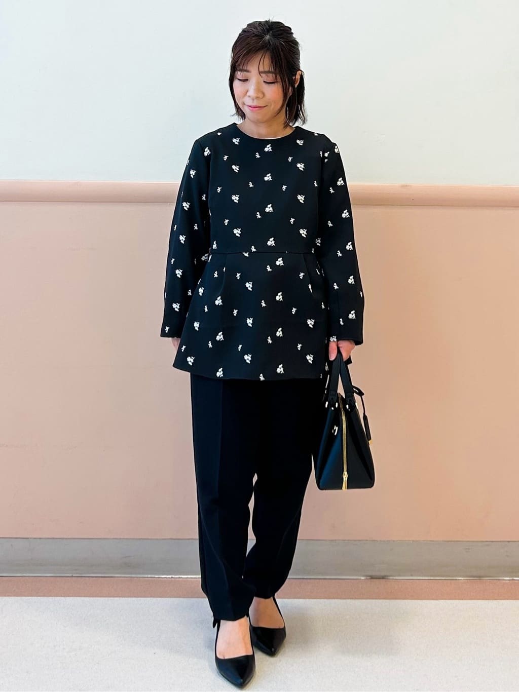 こやさんの「OPAQUE.CLIP｜フラワー刺繍ペプラムブラウス【洗濯機OK】」を使ったコーディネート