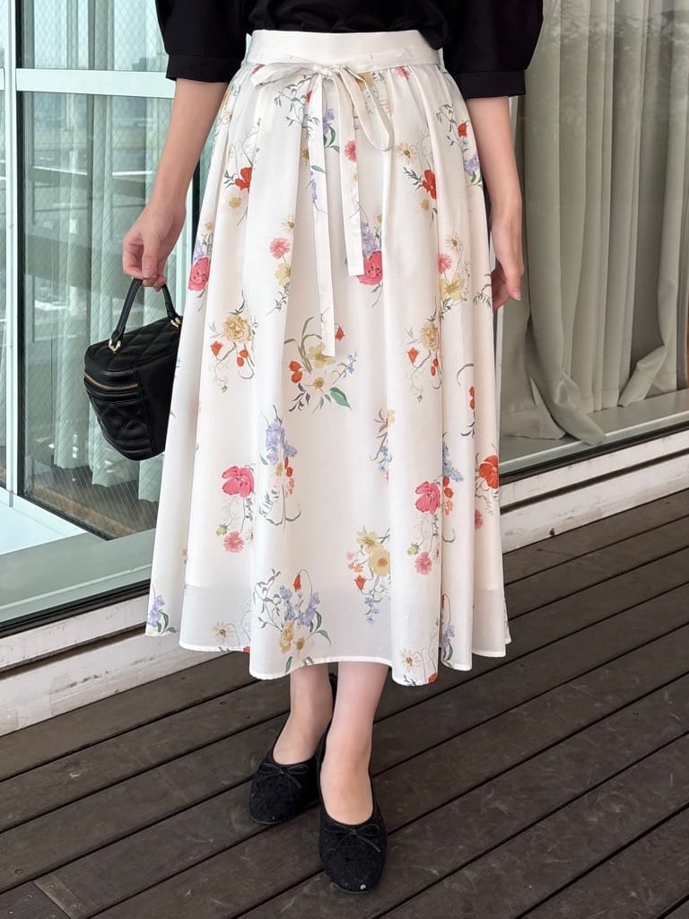 AOIさんの「Couture brooch｜【接触冷感・UVカット】エンブロドルマントップス」を使ったコーディネート