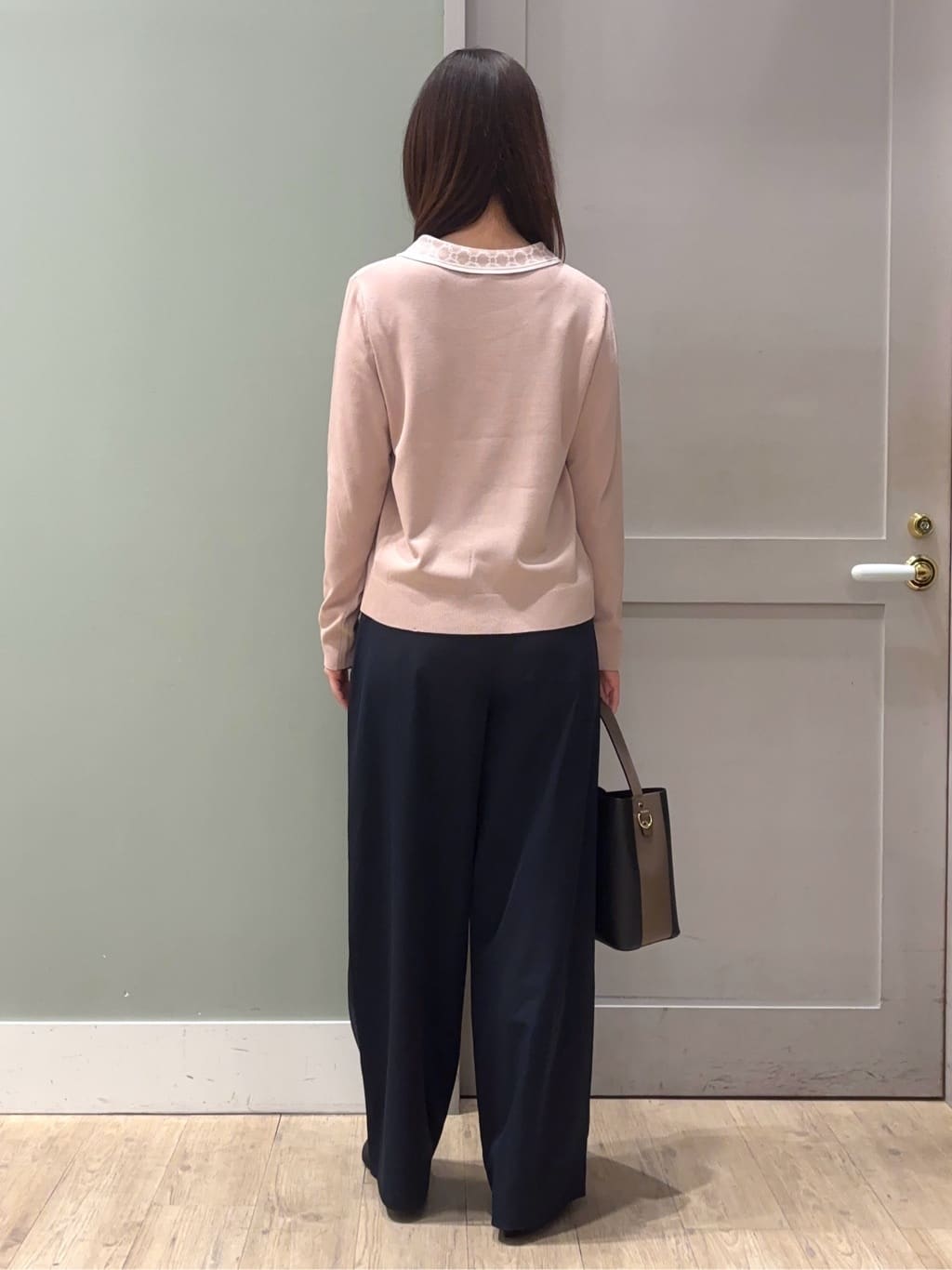 しばみさんの「grove｜ディテールで差がつく　大人のスカーフ柄ボウタイニット」を使ったコーディネート