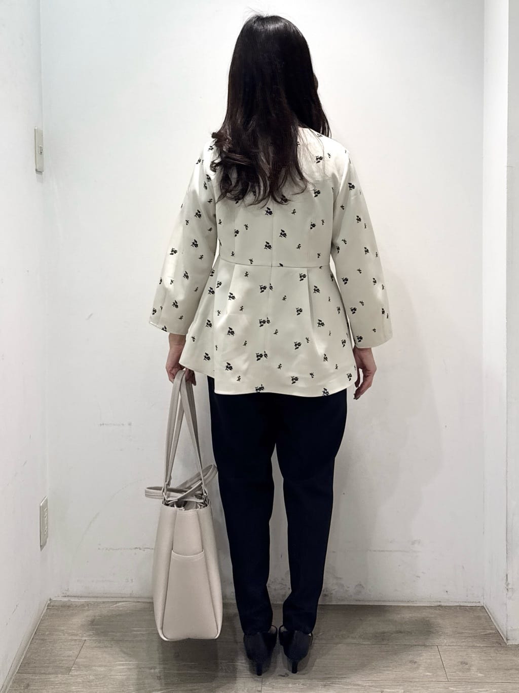 yuicciさんの「OPAQUE.CLIP｜フラワー刺繍ペプラムブラウス【洗濯機OK】」を使ったコーディネート
