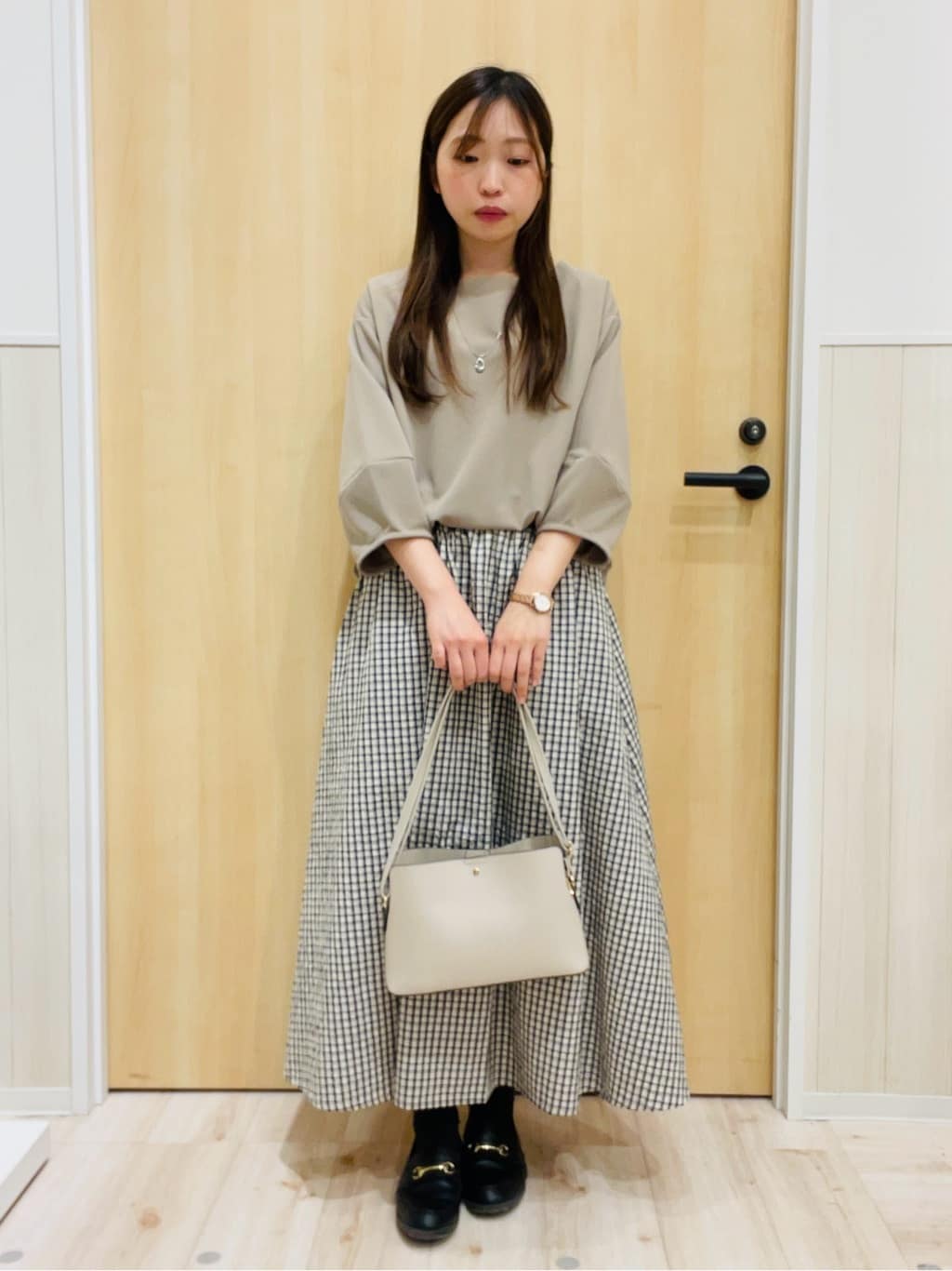 minamiさんの「SHOO･LA･RUE｜【セットアップ可/洗濯機可/S-LL】軽やかに揺れる サッカーチェック フレアスカート」を使ったコーディネート