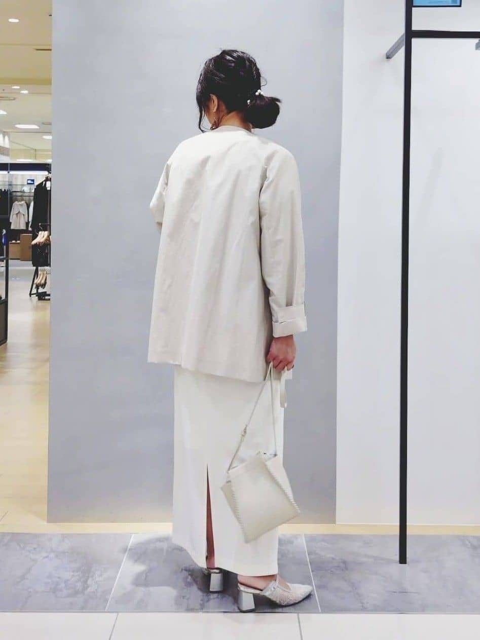 TOMOMIさんの「INDIVI｜【撥水/軽量】ミドル丈 ミニマルトレンチコート」を使ったコーディネート