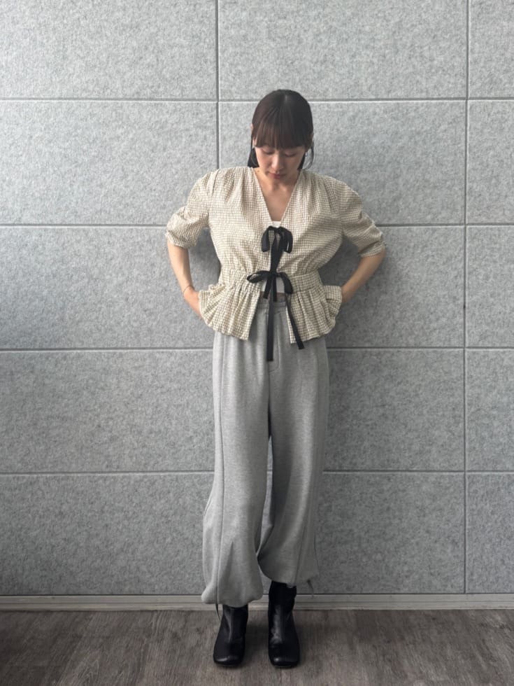 designer yukaさんの「CODE A｜front ribbon peplum blouse」を使ったコーディネート