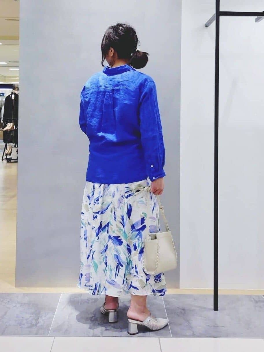 TOMOMIさんの「INDIVI｜【接触冷感／2WAY】カシュクールリネンシャツ」を使ったコーディネート
