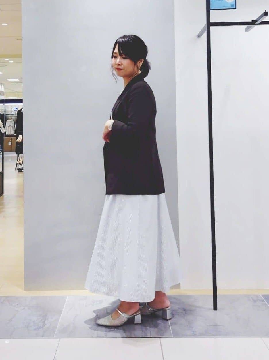 TOMOMIさんの「INDIVI｜【接触冷感／洗える／SETUP可能】シアーシャンブレータックフレアスカート」を使ったコーディネート