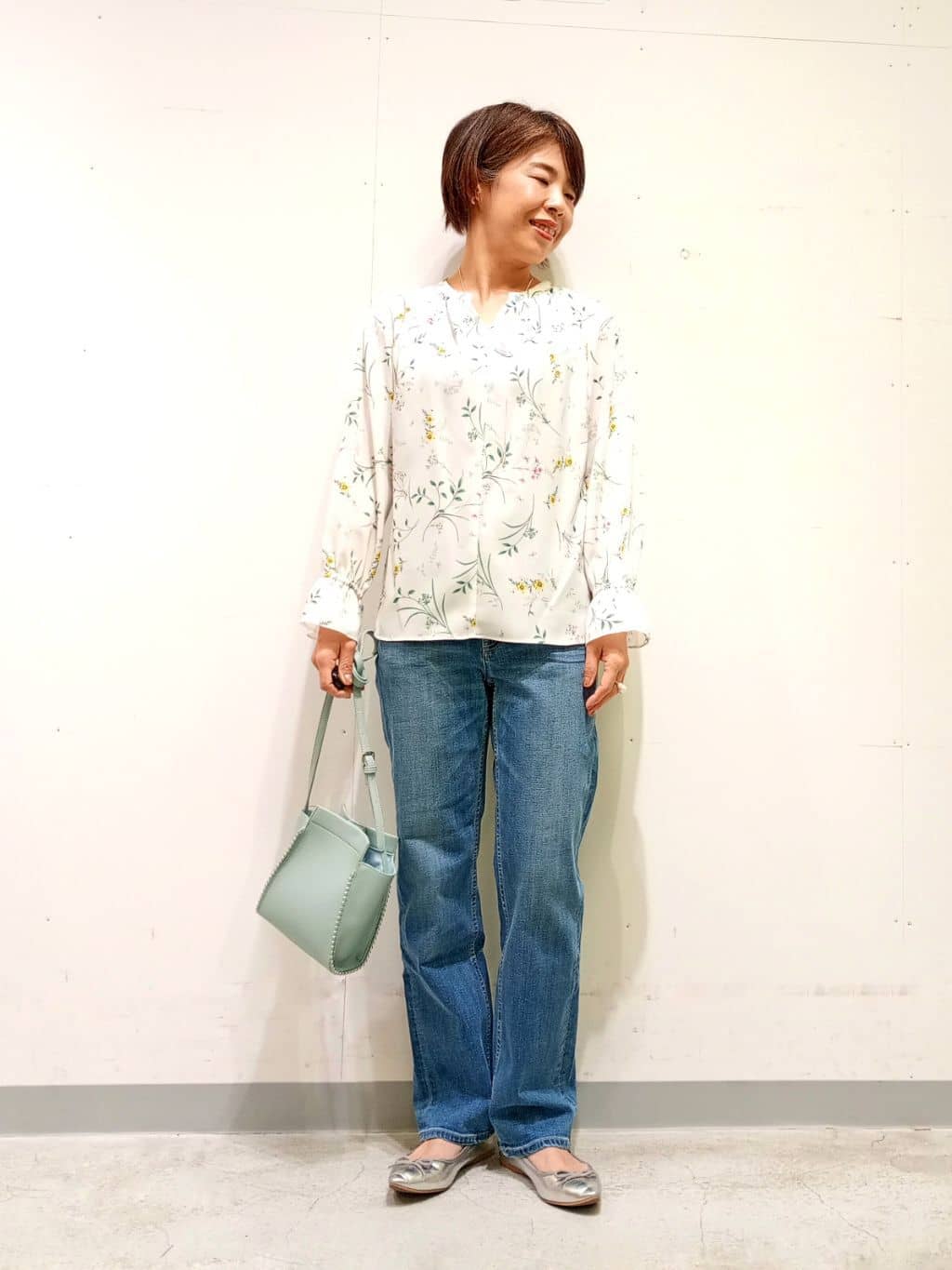 Kさんの「INDIVI｜【SETUP可能】モダンフラワー柄キャンディスリーブブラウス」を使ったコーディネート