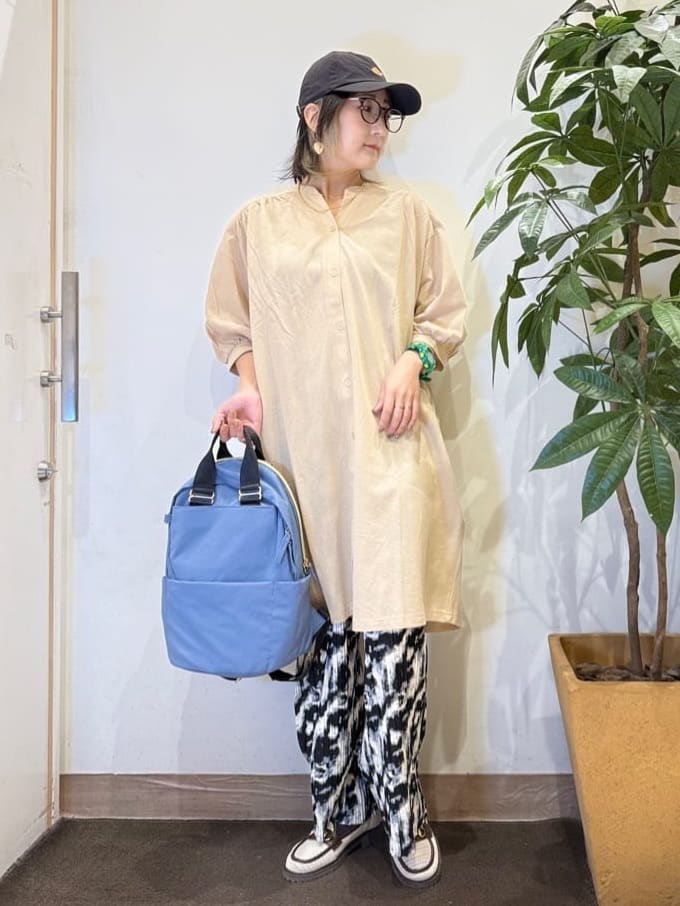 misakiさんの「SHOO･LA･RUE｜【洗濯機可/S-LL】1枚でも羽織でも キーネックシャツワンピース」を使ったコーディネート