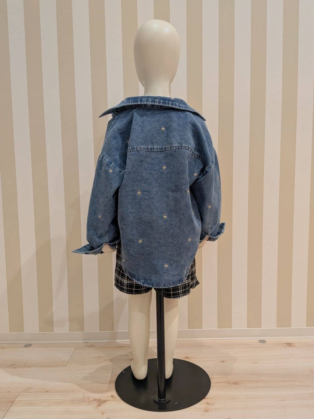 naoさんの「SHOO･LA･RUE｜【100-150cm】フラワー刺繍デニムシャツ」を使ったコーディネート