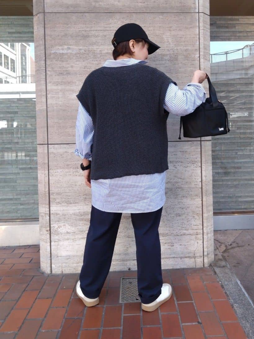 ヒロコジさんの「SHOO･LA･RUE｜【S-LL/洗濯機可】気軽にレイヤード 前開きざっくりニットベスト」を使ったコーディネート