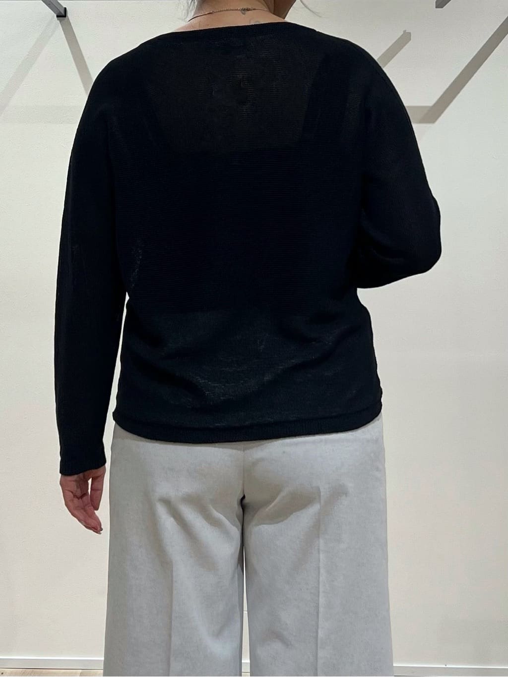 TOMOMIさんの「UNTITLED｜【8色展開/程よい透け感】ドライタッチボートネックニット」を使ったコーディネート