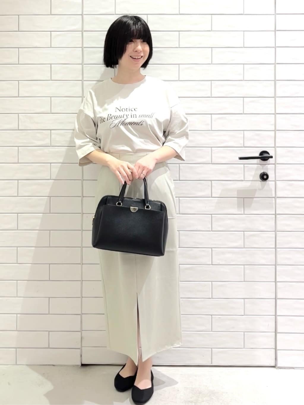 しおりさんの「OPAQUE.CLIP｜リラクシーロゴプリントTシャツ【洗濯機OK】」を使ったコーディネート