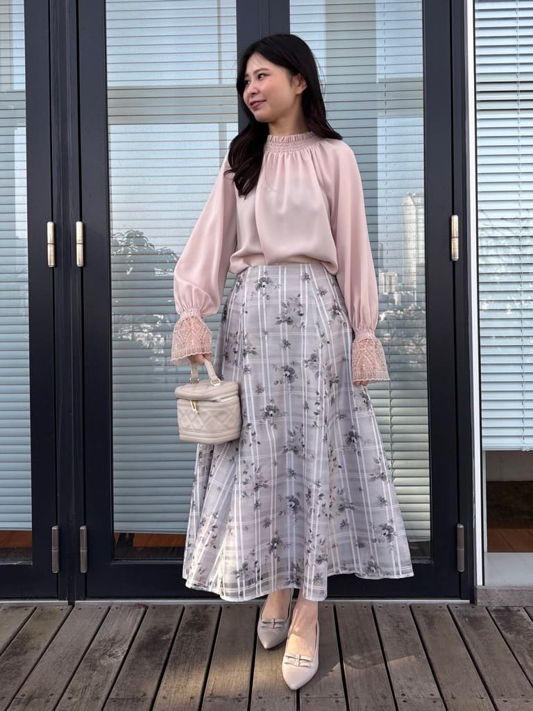 AOIさんの「Couture brooch｜【通勤・着映え】レースカフス ピコシャーリング バックリボンブラウス」を使ったコーディネート