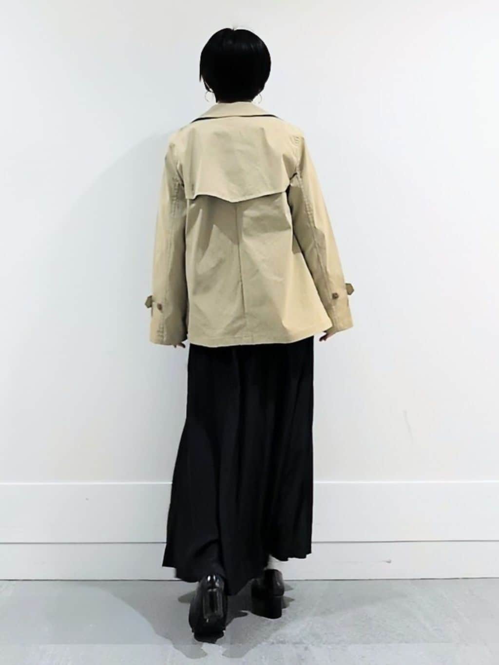 ミズタさんの「UNTITLED｜【定番人気/はっ水/洗える】タスランショートトレンチコート」を使ったコーディネート