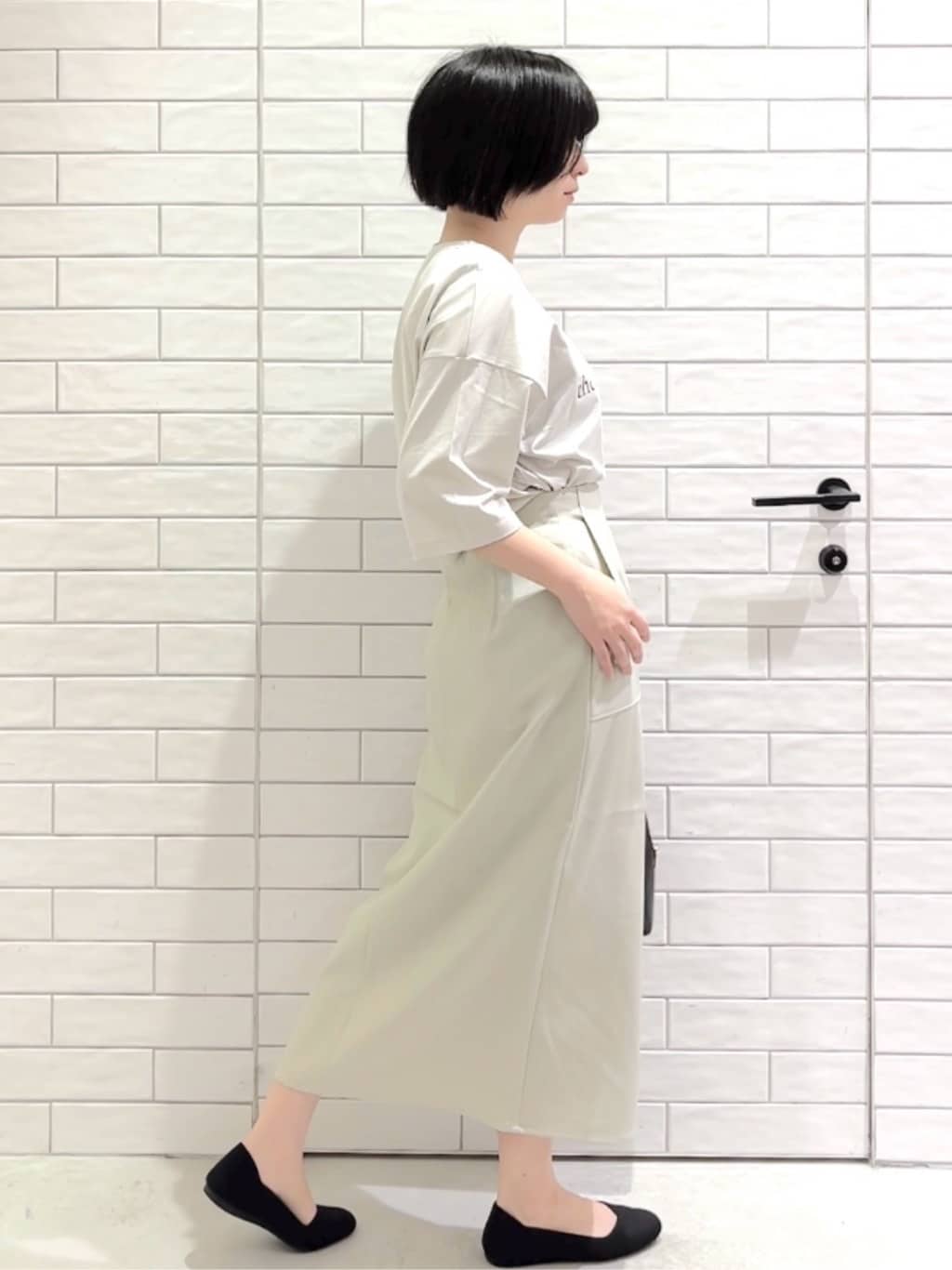 しおりさんの「OPAQUE.CLIP｜リラクシーロゴプリントTシャツ【洗濯機OK】」を使ったコーディネート