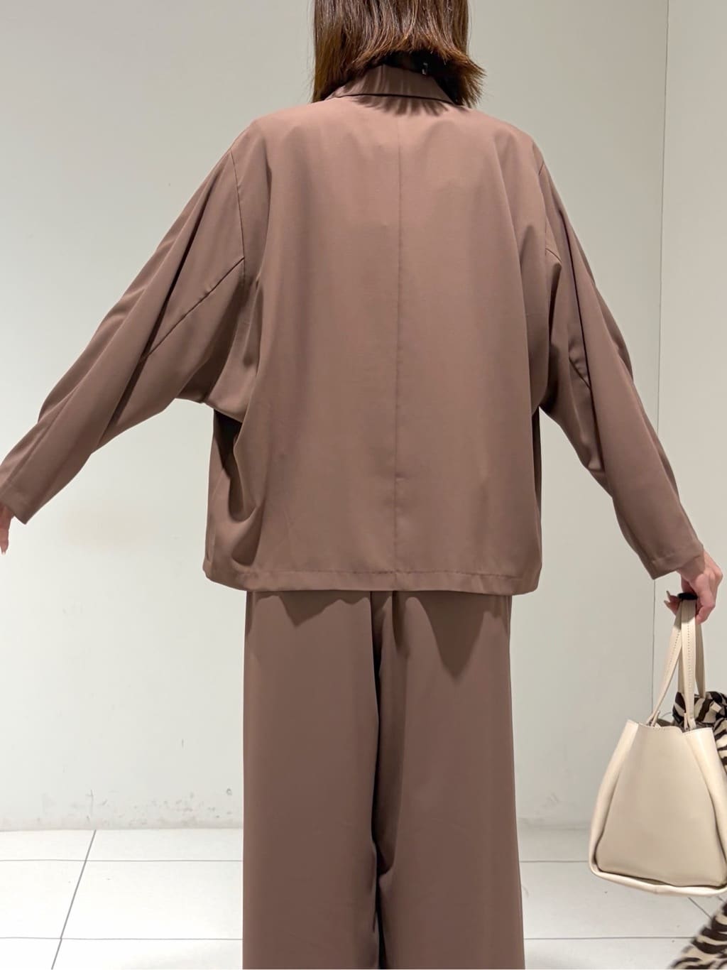 shioriさんの「INDIVI｜【接触冷感／透湿／着る日傘】ドルマンダブルジャケット」を使ったコーディネート