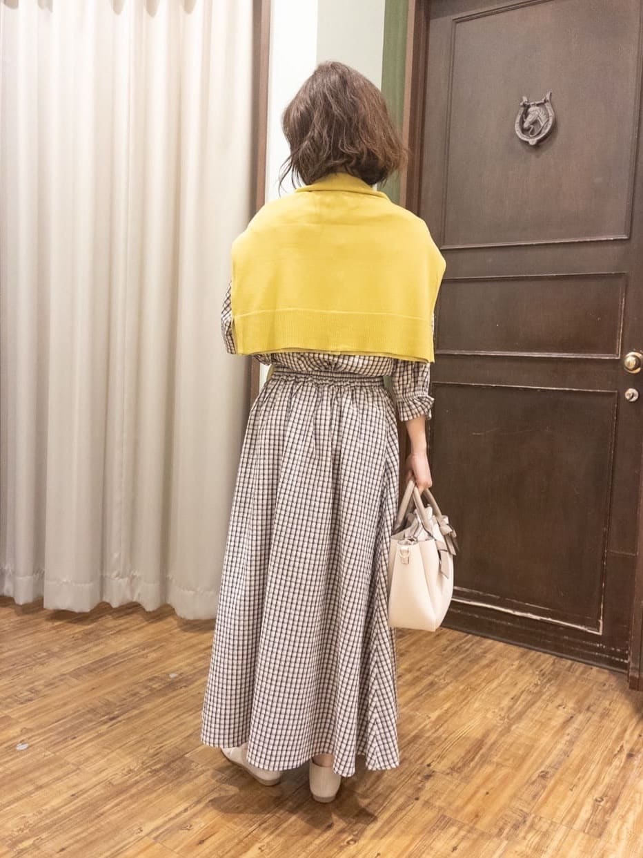 yukaさんの「SHOO･LA･RUE｜【洗濯機可/UV】さらっとしたタッチが心地よい ショート丈 Vネックカーディガン」を使ったコーディネート