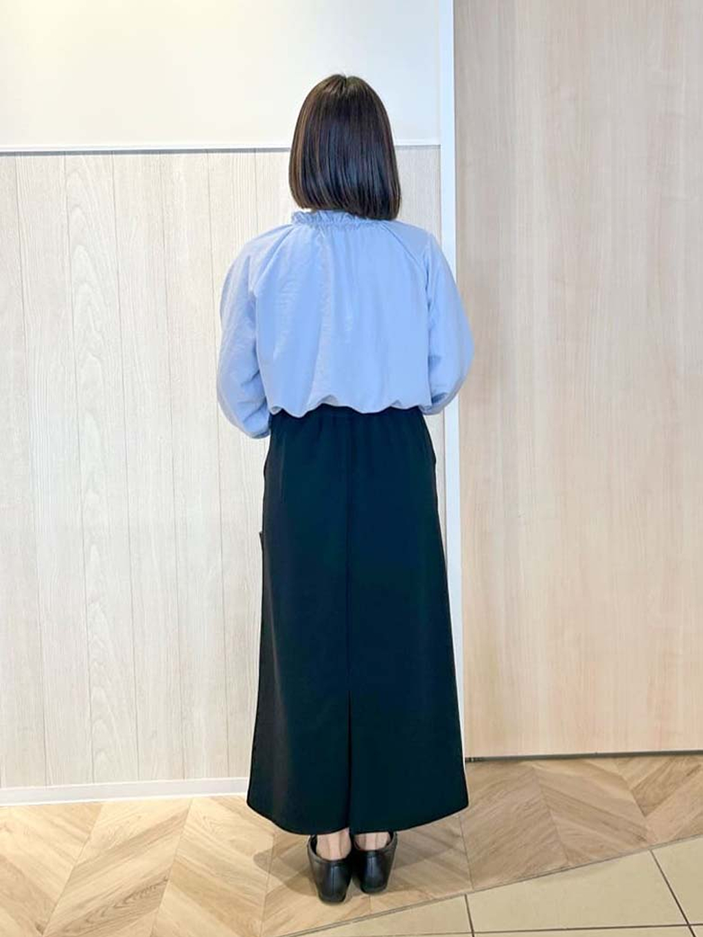 tomoさんの「SHOO･LA･RUE｜【洗濯機可/S-LL】腰まわりを自然にカバーする ラップ風ナロースカート」を使ったコーディネート