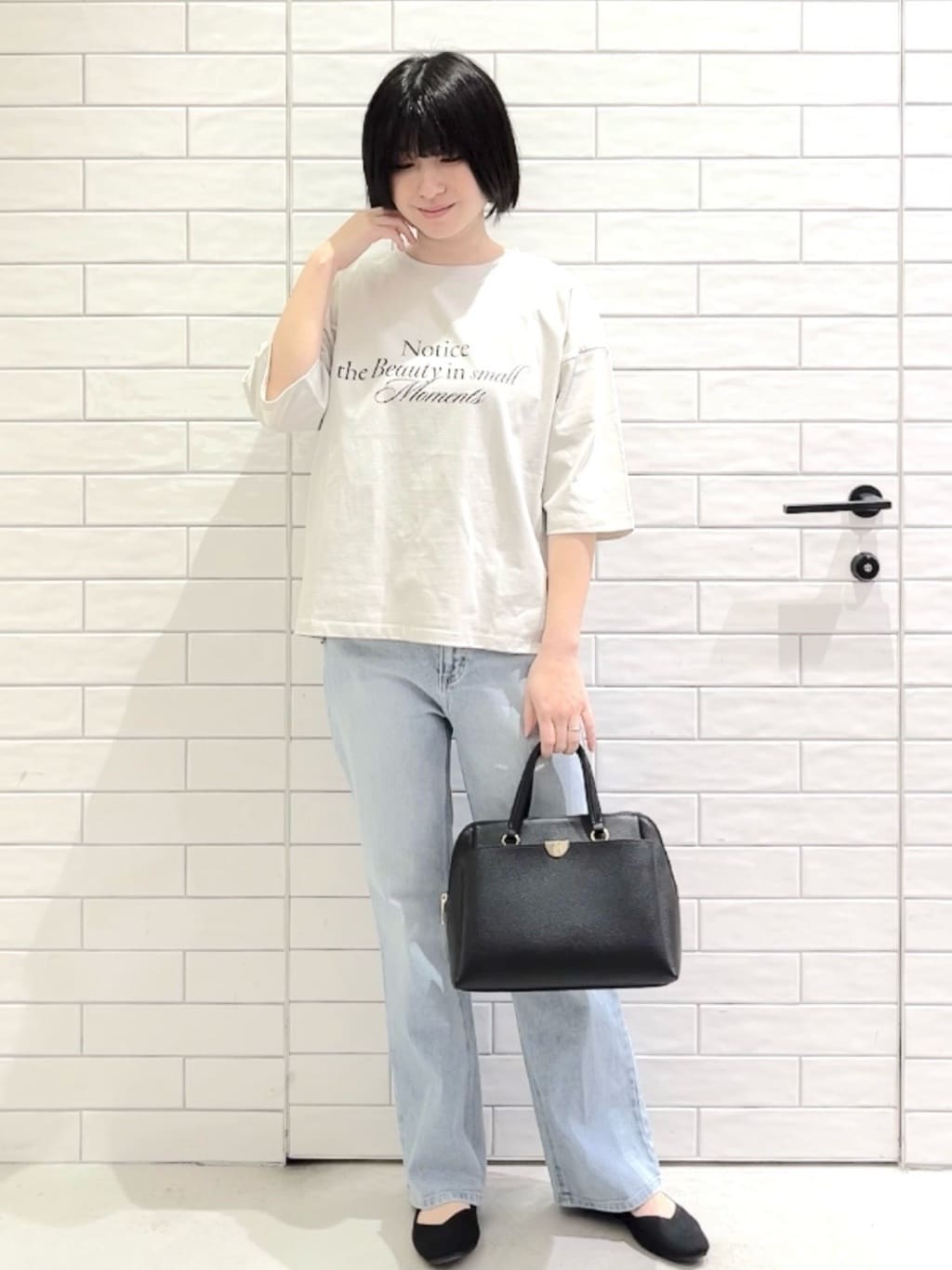 しおりさんの「OPAQUE.CLIP｜リラクシーロゴプリントTシャツ【洗濯機OK】」を使ったコーディネート