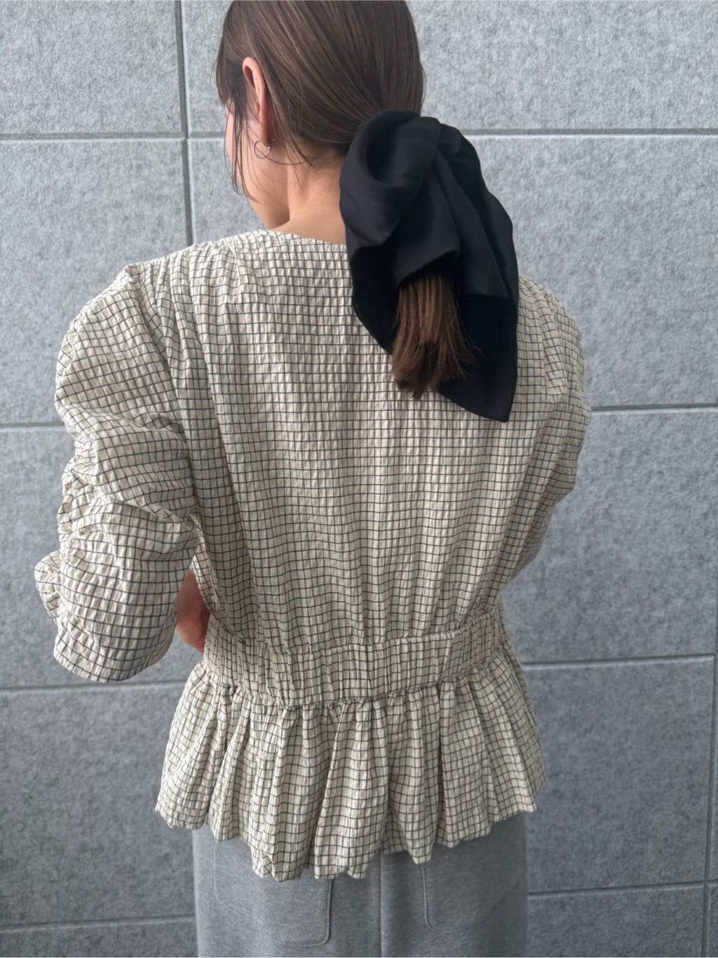designer yukaさんの「CODE A｜front ribbon peplum blouse」を使ったコーディネート