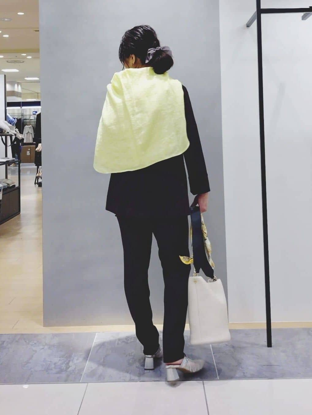TOMOMIさんの「INDIVI｜【接触冷感／2WAY】カシュクールリネンシャツ」を使ったコーディネート