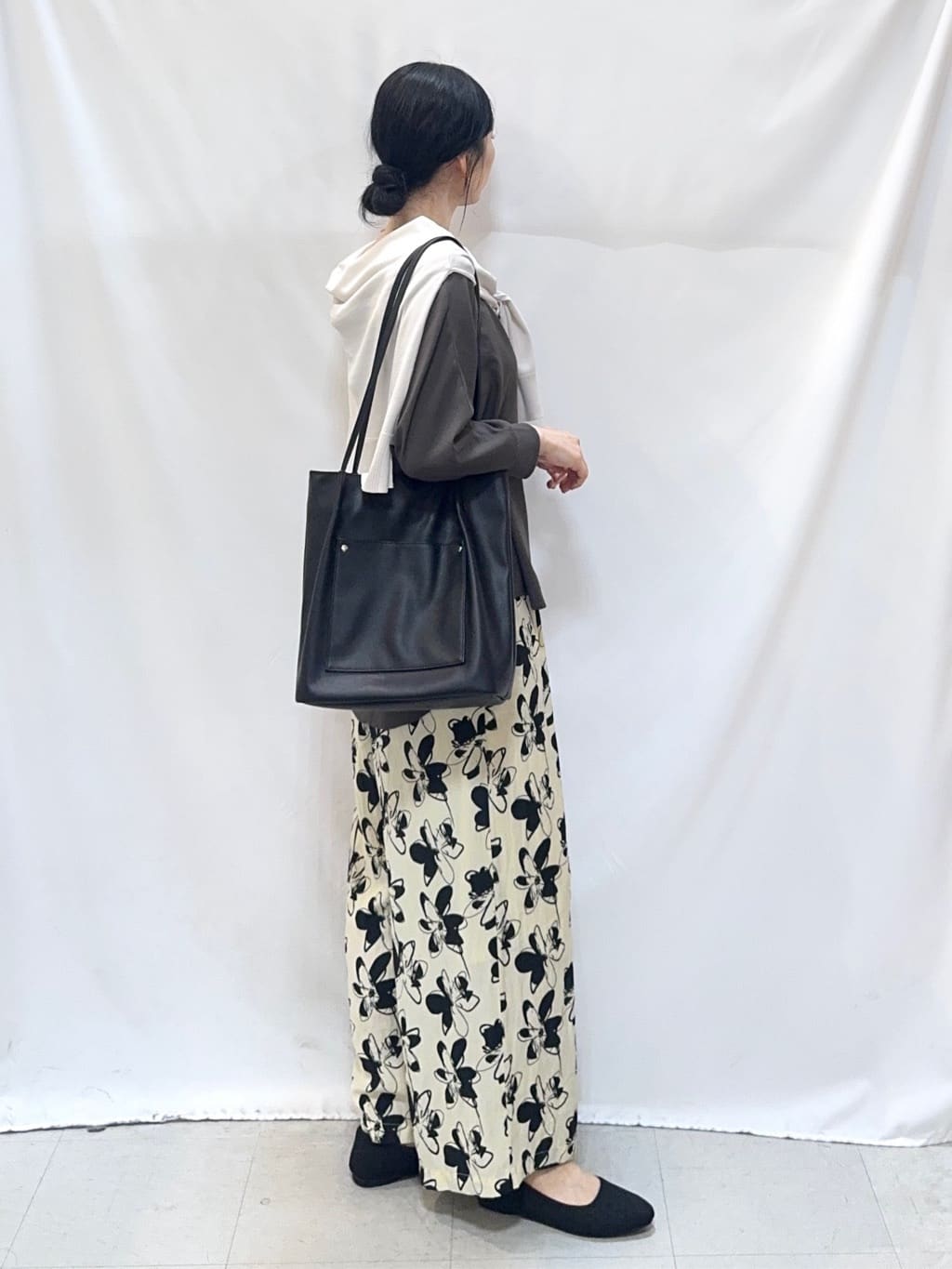 𝐇𝐢𝐫𝐨𝐦𝐢さんの「SHOO･LA･RUE｜【洗濯機可/UV】さらっとしたタッチが心地よい ショート丈 Vネックカーディガン」を使ったコーディネート