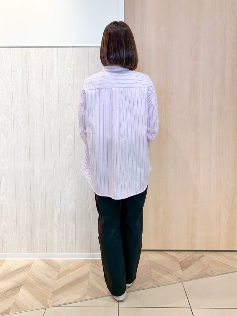 tomoさんの「SHOO･LA･RUE｜【UV/抗菌防臭/洗濯機可】小さめロゴの大人スムースロンT」を使ったコーディネート