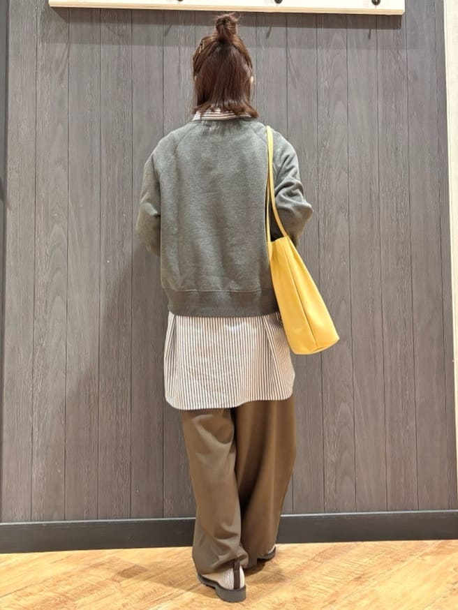 meiさんの「SHOO･LA･RUE｜MIX調 シンプルラグランスウェット」を使ったコーディネート