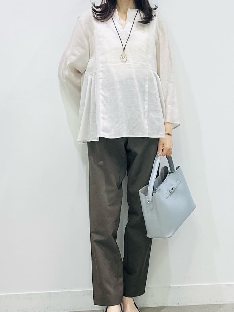 Miwaさんの「UNTITLED｜【接触冷感/麻混/洗える】ドライタッチキーネックブラウス」を使ったコーディネート