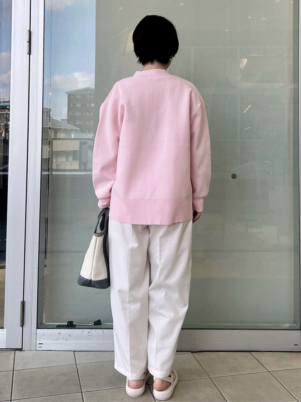 yo-koさんの「OPAQUE.CLIP｜リラクシーロゴプリントTシャツ【洗濯機OK】」を使ったコーディネート