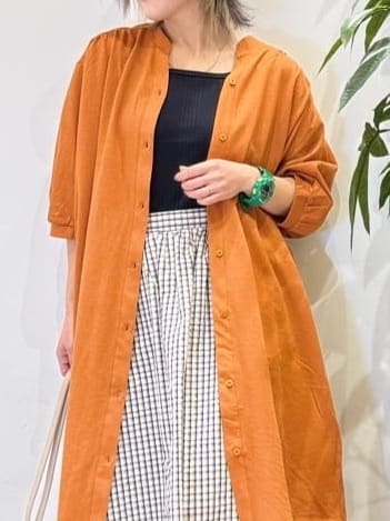misakiさんの「SHOO･LA･RUE｜【洗濯機可/S-LL】1枚でも羽織でも キーネックシャツワンピース」を使ったコーディネート