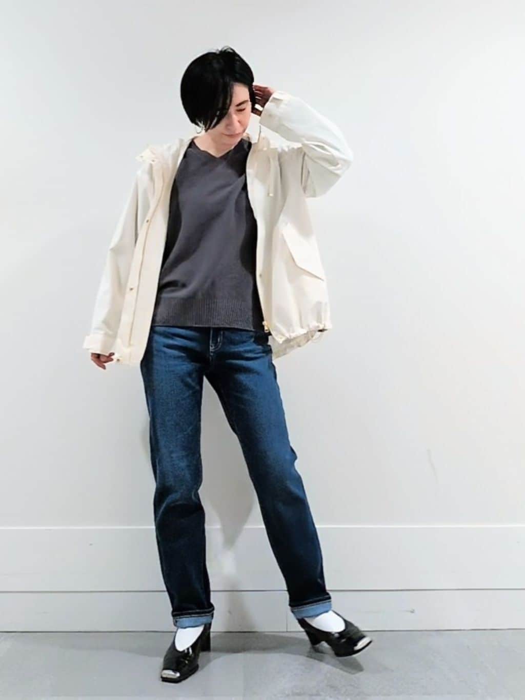 ミズタさんの「UNTITLED｜【7色展開/洗える/程よい透け感】ドライタッチVネックニット」を使ったコーディネート