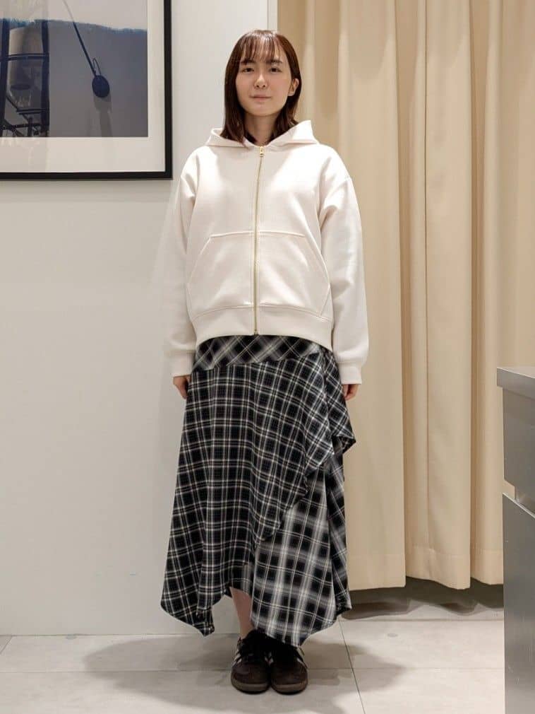 なめさんの「THE SHOP TK｜ダンボールジップパーカ」を使ったコーディネート