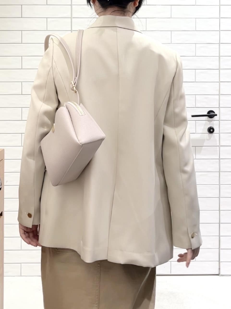 しおりさんの「OPAQUE.CLIP｜金ボタンダブルブレストテーラードジャケット／セットアップ対応【洗える】」を使ったコーディネート