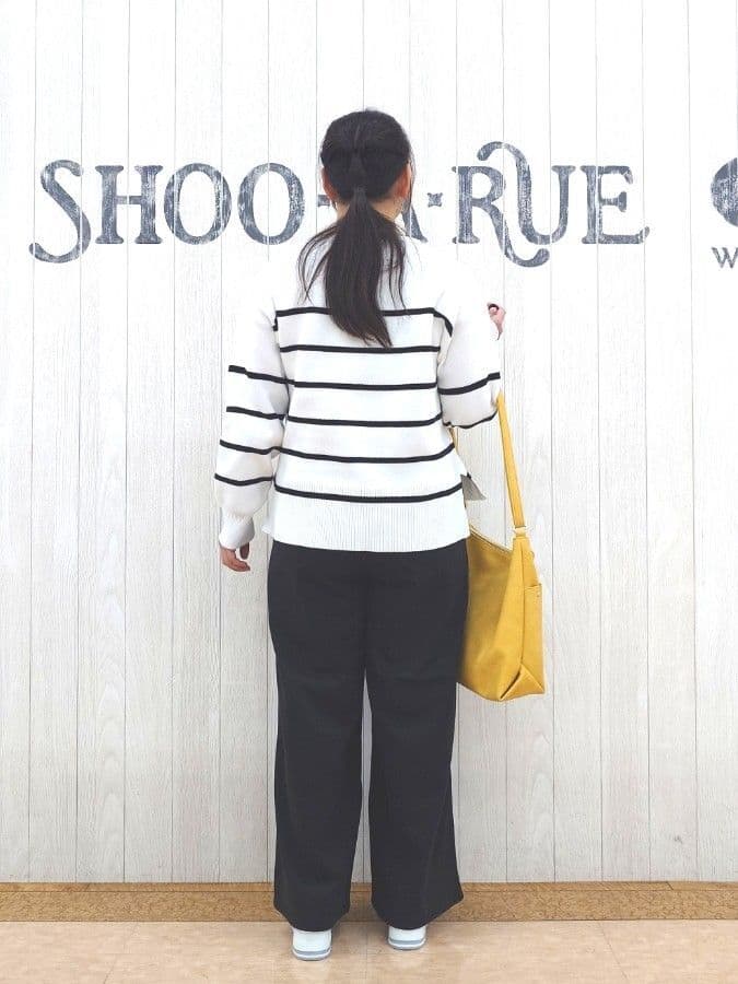 とろろさんの「SHOO･LA･RUE｜【洗濯機可/S-LL】ウエストのタブボタンがポイント　ワイドパンツ」を使ったコーディネート