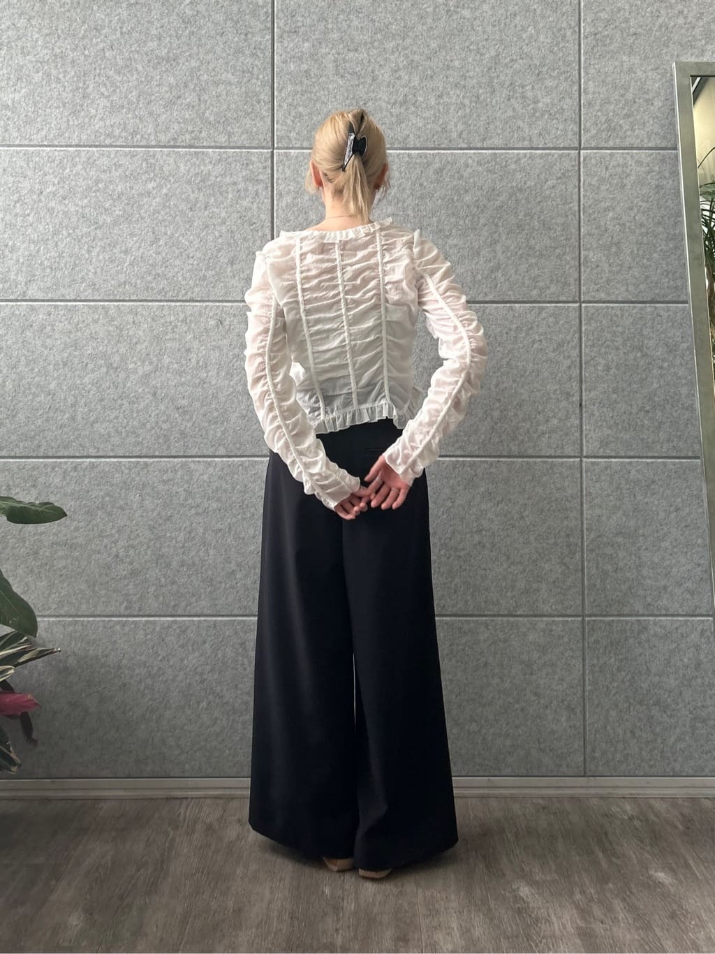 honoka Aさんの「CODE A｜dobby ruffle blouse」を使ったコーディネート