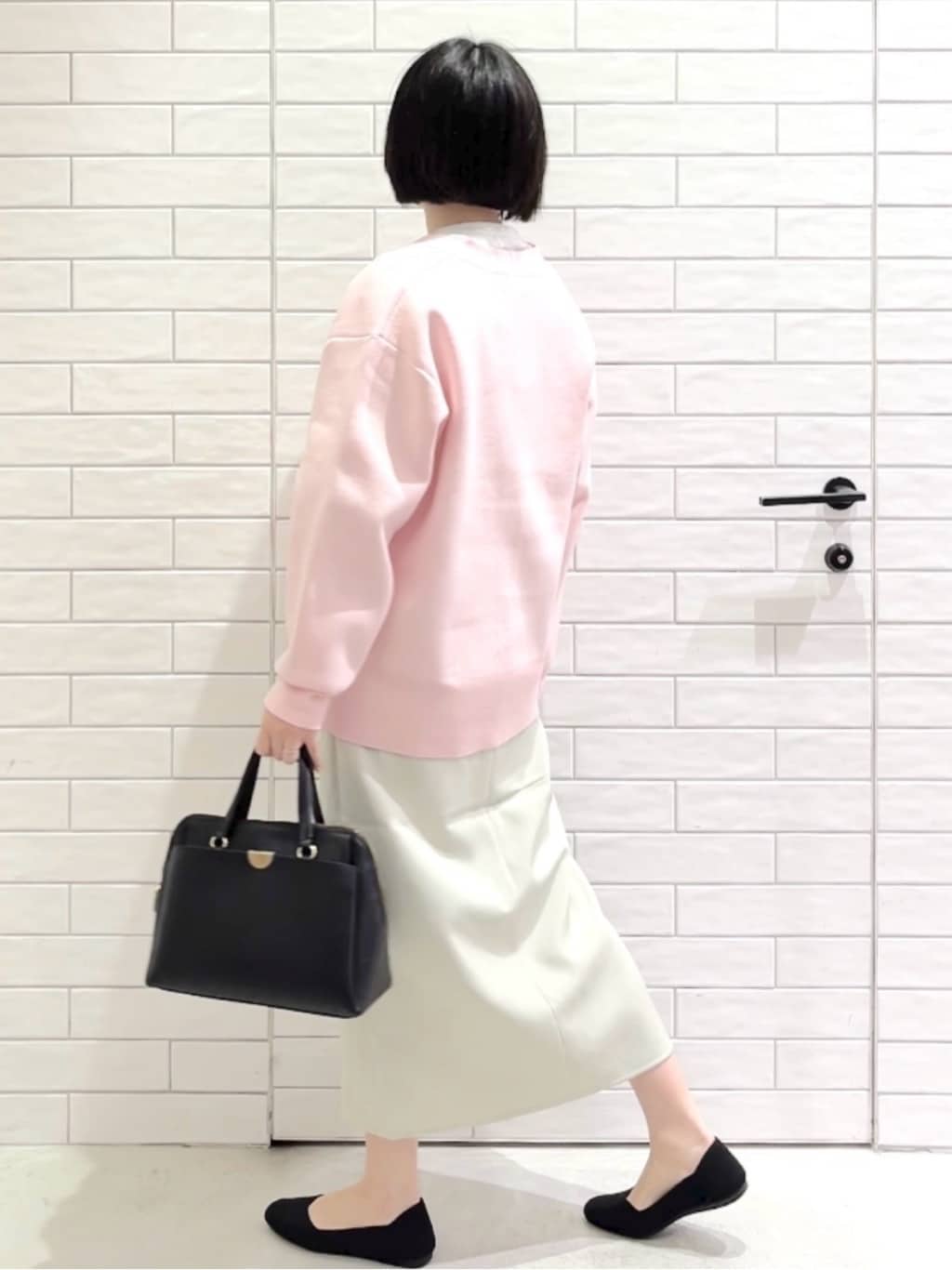 しおりさんの「OPAQUE.CLIP｜リラクシーロゴプリントTシャツ【洗濯機OK】」を使ったコーディネート
